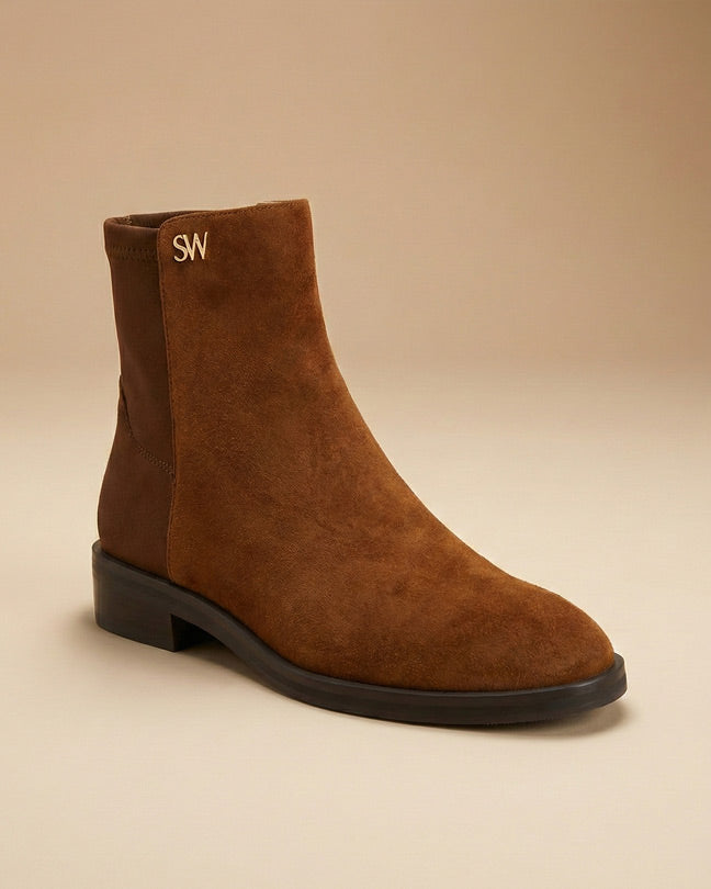 Brown suede ankle boot with low heel and SW gold logo on the side